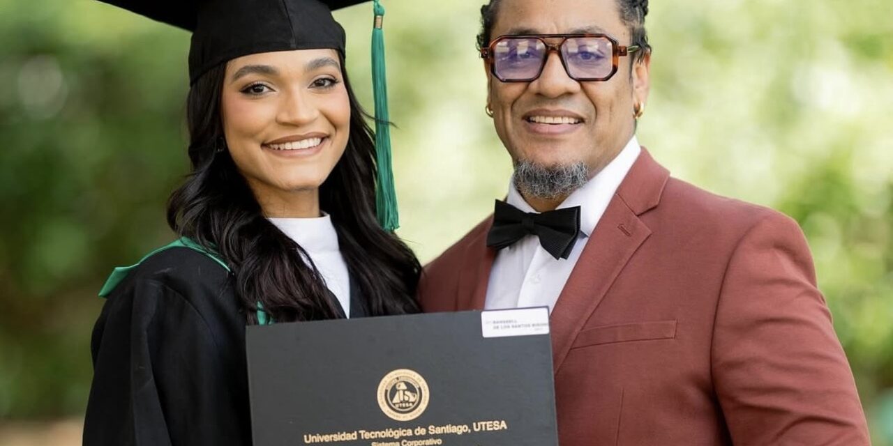 Hija del cantante Krisspy se graduó como médico en medicina con máximos honores