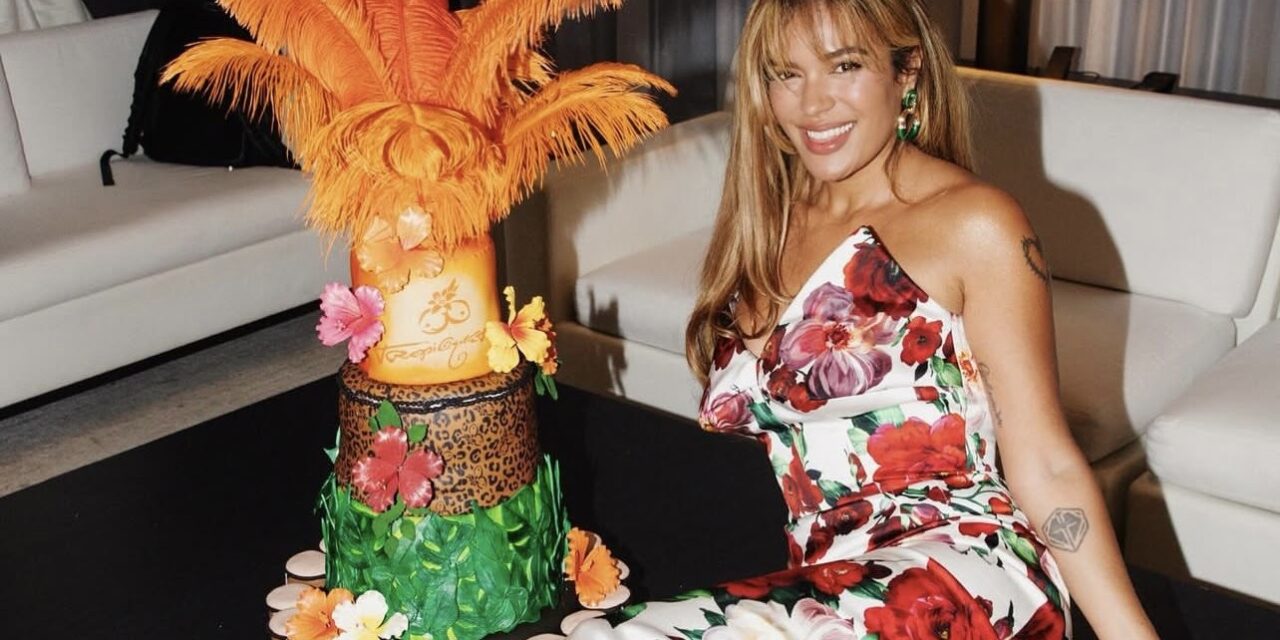 Karol G celebra el primer mes de «Tropicoqueta» con una fiesta llena de color