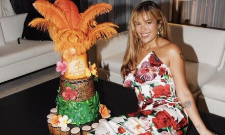 Karol G celebra el primer mes de «Tropicoqueta» con una fiesta llena de color