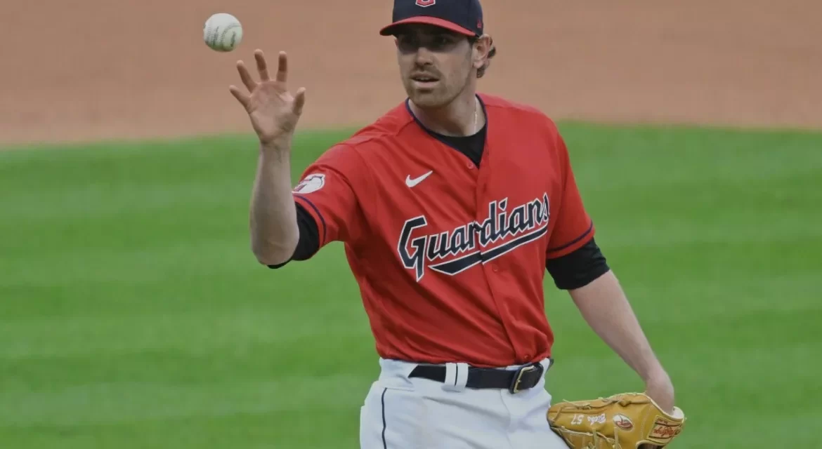 Azulejos adquieren a Shane Bieber desde Guardianes a cambio de un prospecto