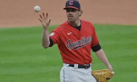 Azulejos adquieren a Shane Bieber desde Guardianes a cambio de un prospecto