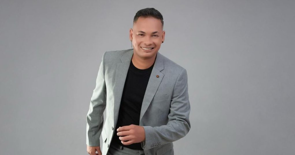 Max Polanco: La nueva voz que refresca la holgorio y el merengue del sabor caribeño