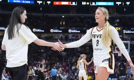 Indiana Fever no extraña a Caitlin Clark y aplasta a Sky