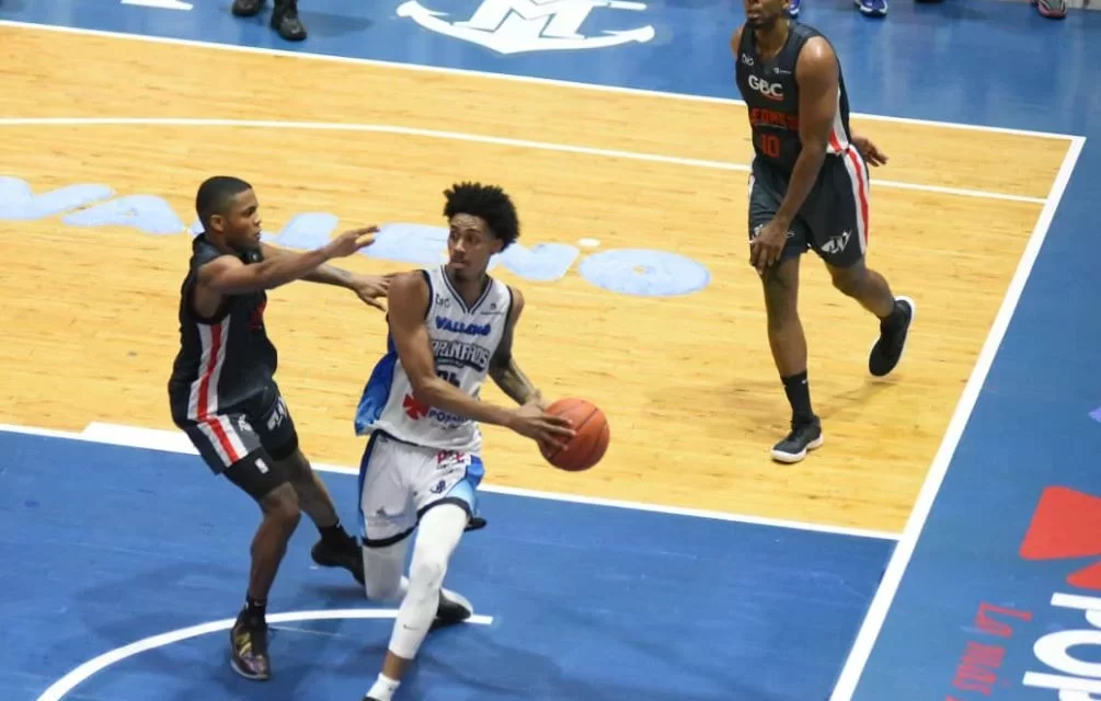 Marineros Puerto Plata aplastan a los Leones