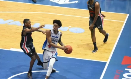 Marineros Puerto Plata aplastan a los Leones