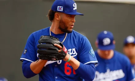 Dodgers suben al relevista dominicano Julián Fernández