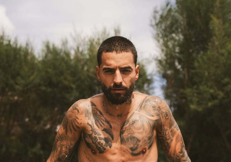 Maluma revive el calor del verano con una línea picante de su 