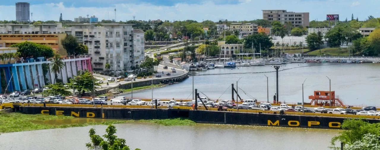Puente flotante para cerrar temporalmente para el paso de embarcaciones