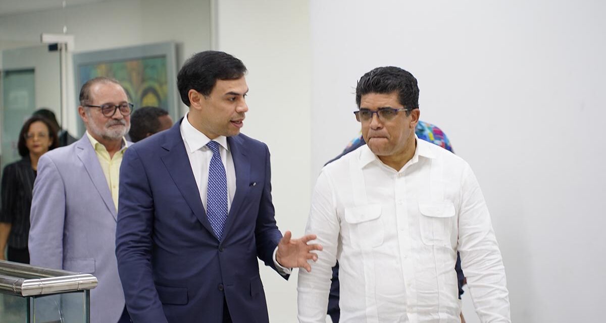 Roberto Pedazo de pan Salcedo y Dío Astacio supervisan la operación de la nueva escuela de bellas artes en Santo Domingo Este