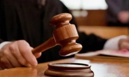 Sentencia de RD $ 200,000 impuestas a un hombre estadounidense que mató a un perro arrojándolo desde una torre.