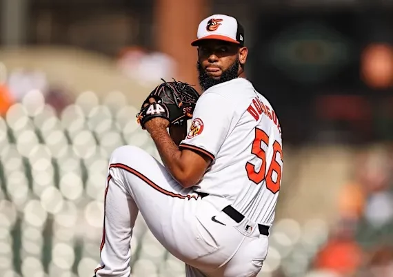 Toronto adquiere al relevista dominicano Seranthony Domínguez desde Baltimore