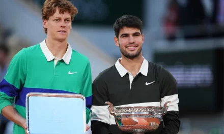 Jannik Sinner se enfrenta a Carlos Alcaraz en Wimbledon en una revancha de su épica final del Abierto de Francia