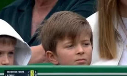 Hijo Djokovic disfruta Wimbledon, acumula autógrafos