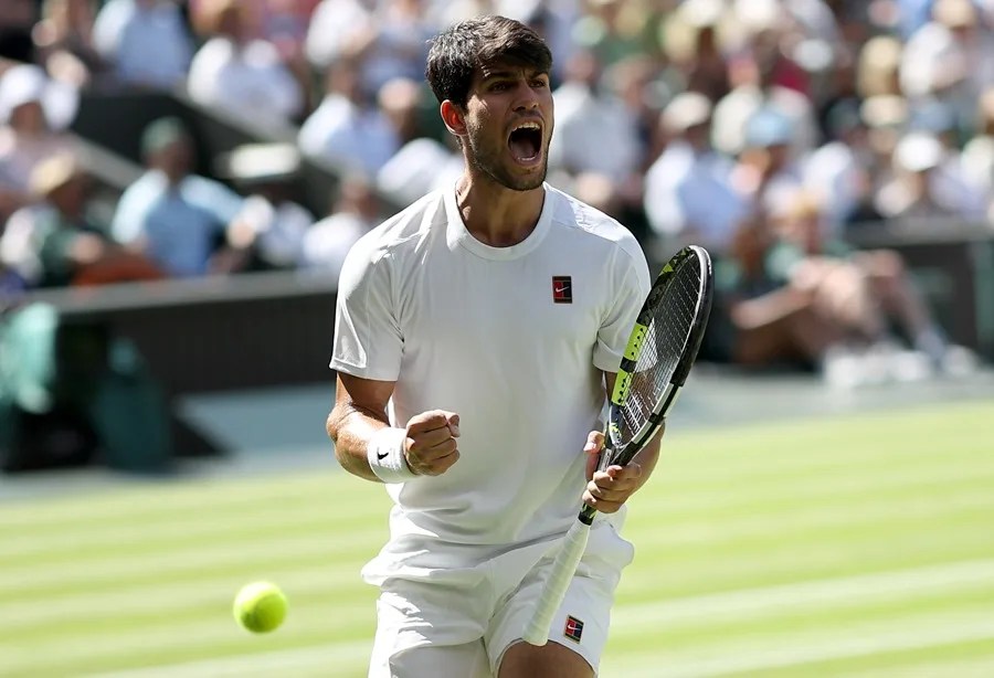 Alcaraz doblega a Fritz y jugará su tercera final de Wimbledon