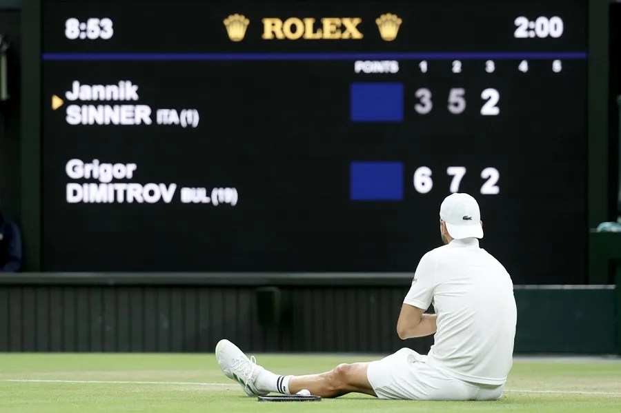 Dimitrov se retira con dos sets de preeminencia frente a Sinner