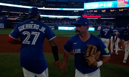 Azulejos empatan a Yankees en la cima del Este tras esforzado toma y dame