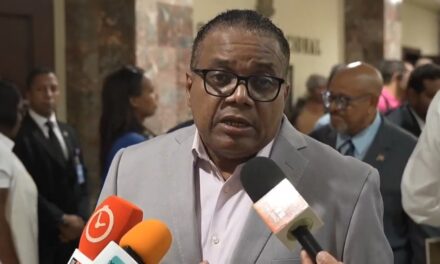 El Senado reconoce a la comunidad Pochy por su carrera