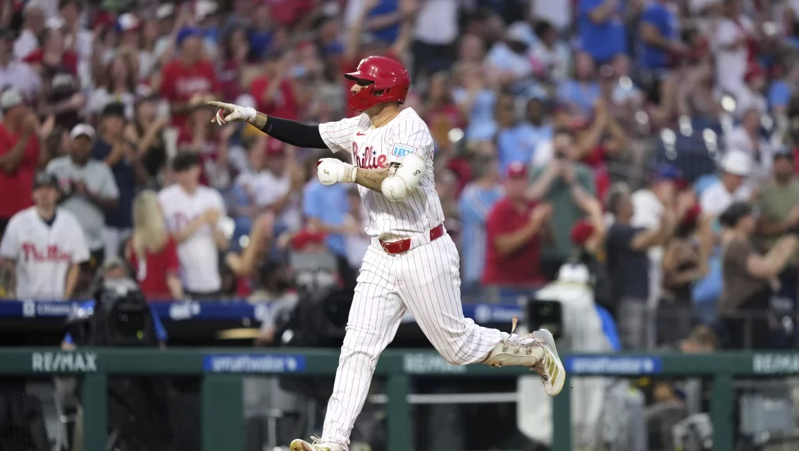 Wheeler domina con 10 ponches y Castellanos conecta HR en blanqueada de Filis sobre Padres