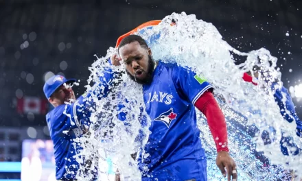 Guerrero Jr. impulsa la remontada con hit secreto y Azulejos vencen 5-4 a Yankees