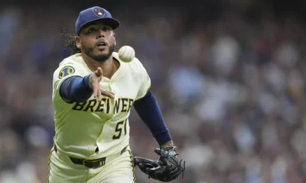 Décima triunfo para Freddy Peralta en paliza de Cerveceros 9-1 sobre Dodgers