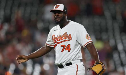 Orioles colocan al cerrador Félix Bautista en cinta de lesionados por molestias en el hombro
