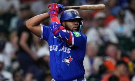 Vladimir Guerrero Jr. lidera décima triunfo consecutiva de Toronto en casa con jonrón de 420 pies