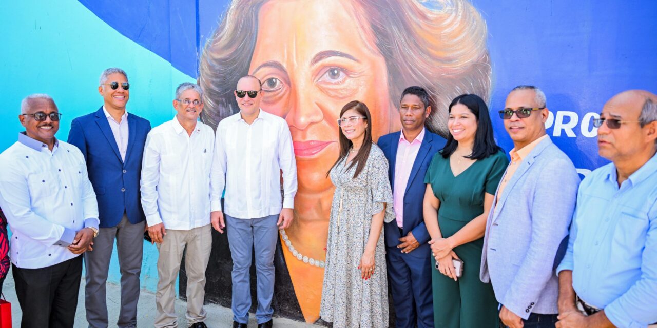 El corregidor de Santiago abre el «Paseo de los Masters» y reveló mural en homenaje a los educadores