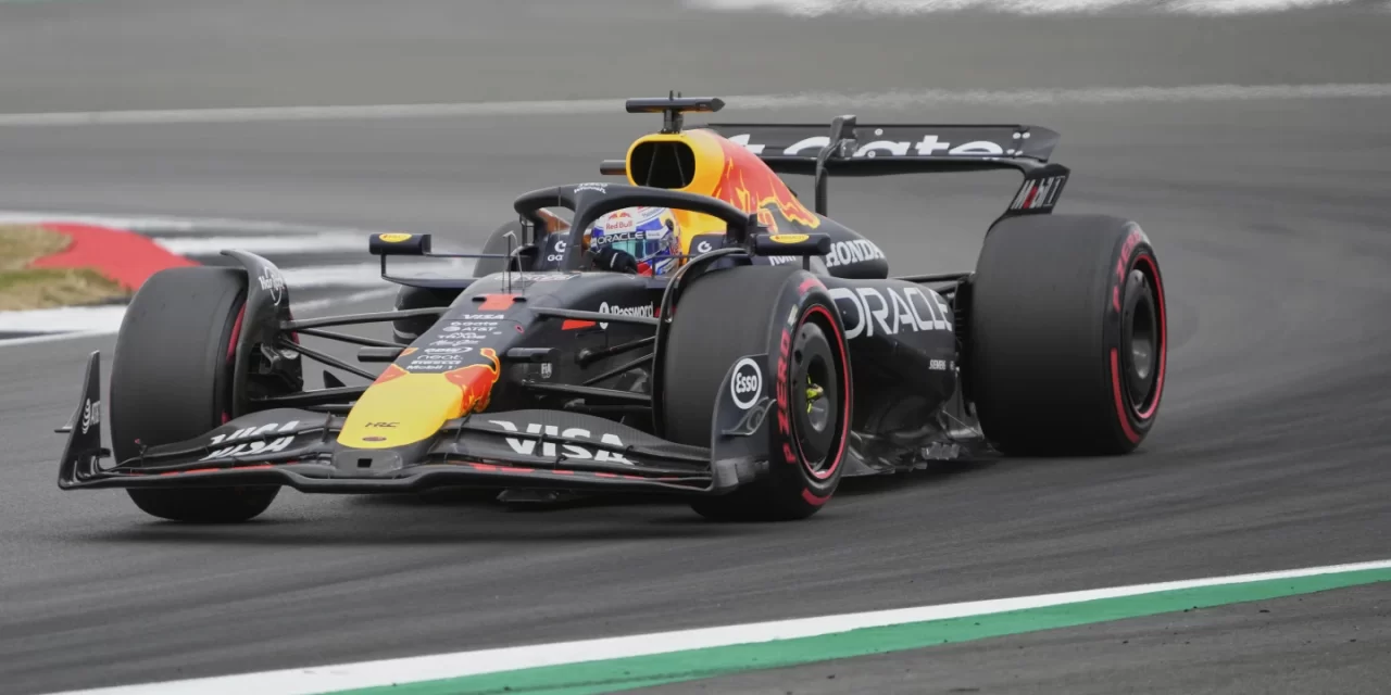 Max Verstappen supera a sus rivales por el título de F1, Piastri y Norris, y consigue la pole en el GP de Gran Bretaña