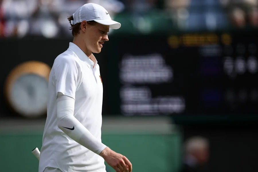 Sinner mantiene la protección en el codo en el entrenamiento previo a juguetear con Djokovic