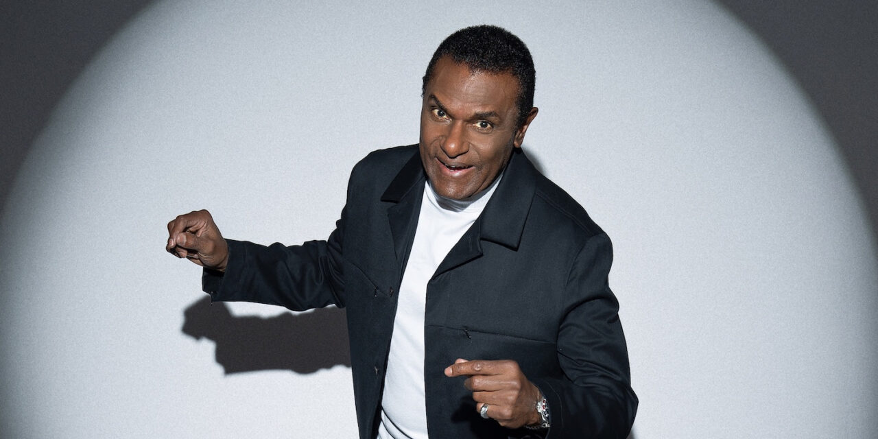 El canario celebra cinco décadas de carrera con «Big Swing»