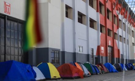 Bolivianos duermen frente al estadio para comprar entradas a un mes de partido con Brasil