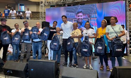 Fundación GBC entrega aperos escolares a más de 500 familias en el Coliseo Teo Cruz