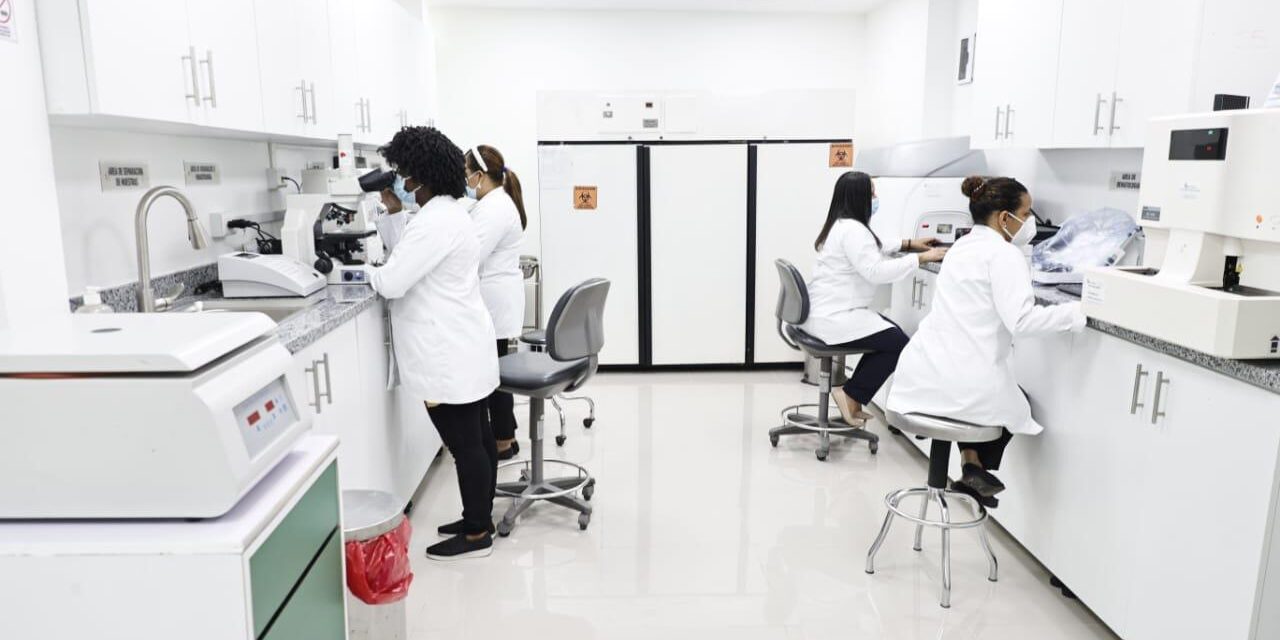SNS expande los servicios de laboratorio clínico y de dictamen en la red pública