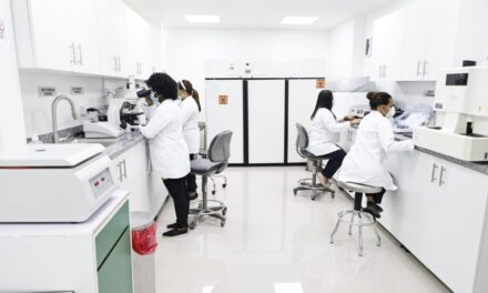 SNS expande los servicios de laboratorio clínico y de dictamen en la red pública