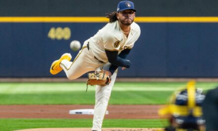 Freddy Peralta se consolida como líder de victorias en MLB y pauta a Cerveceros a blanqueada en Wrigley Field