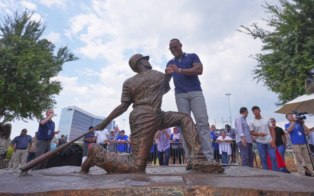 Adrián Beltré inmortalizado con estatua en el estadio de los Rangers de Texas