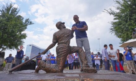 Adrián Beltré inmortalizado con estatua en el estadio de los Rangers de Texas