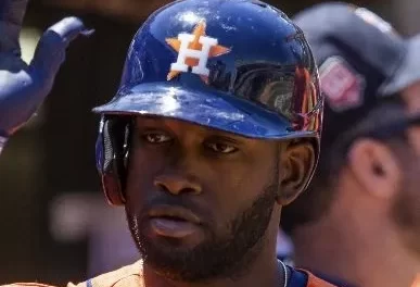 Yordan Álvarez regresa a los Astros de una laceración