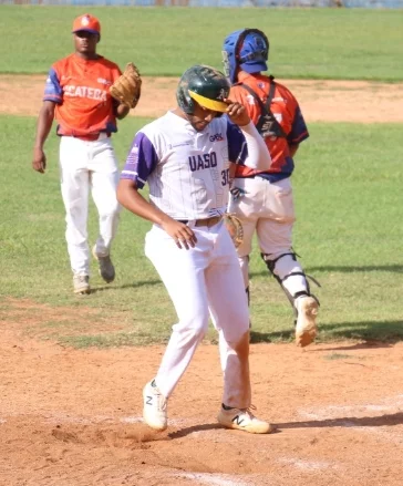 UASD y Unapec avanzan final del Béisbol Universitario