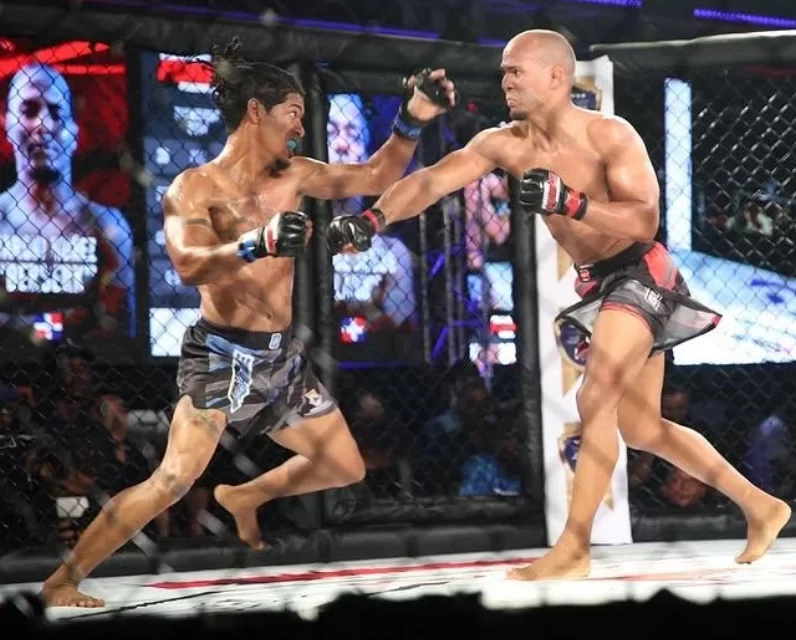 Flash triunfa en el segundo asalto producto de KO