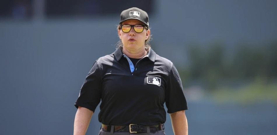 Jen Pawol se convierte en la primera mujer umpire principal en un muestrario de temporada regular de MLB