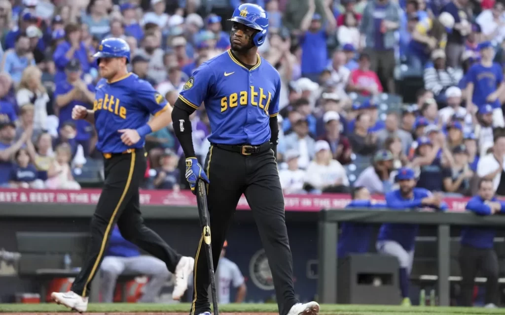 Víctor Robles se disculpa tras incidente en que lanzó su bate contra un tirador