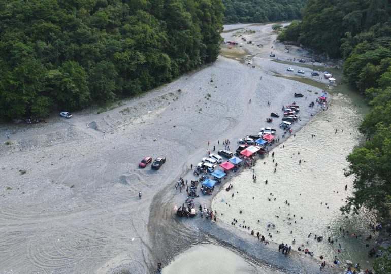 Acceso del transporte prohibido cerca de la presa de Valdesia