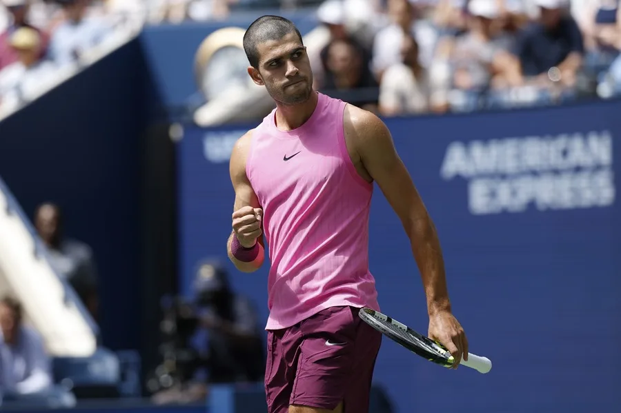 Alcaraz arrolla a Darderi para firmar su paso a octavos del Abierto de EE.UU.