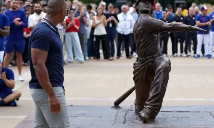 Adrián Beltré es honrado con estatua bronce estadio Rangers