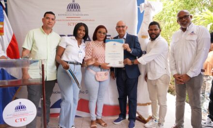 Los centros de tecnología comunitaria promueven la transformación digital en Duvergé con un día de «frontera digital»