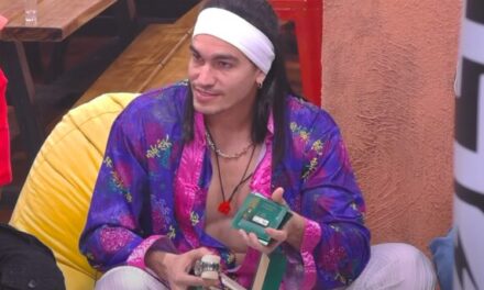 ¡Otro detalle! Santiago Matías da un Rolex a Giuseppe