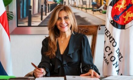 Carolina Mejía para asistir a los premios Dominicanísimo