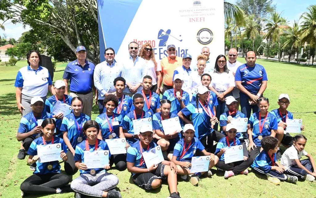 Estudiantes se integraron al campamento escolar de golf