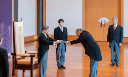 El embajador Edward Pérez Reyes presenta credenciales al Emperador de Japón